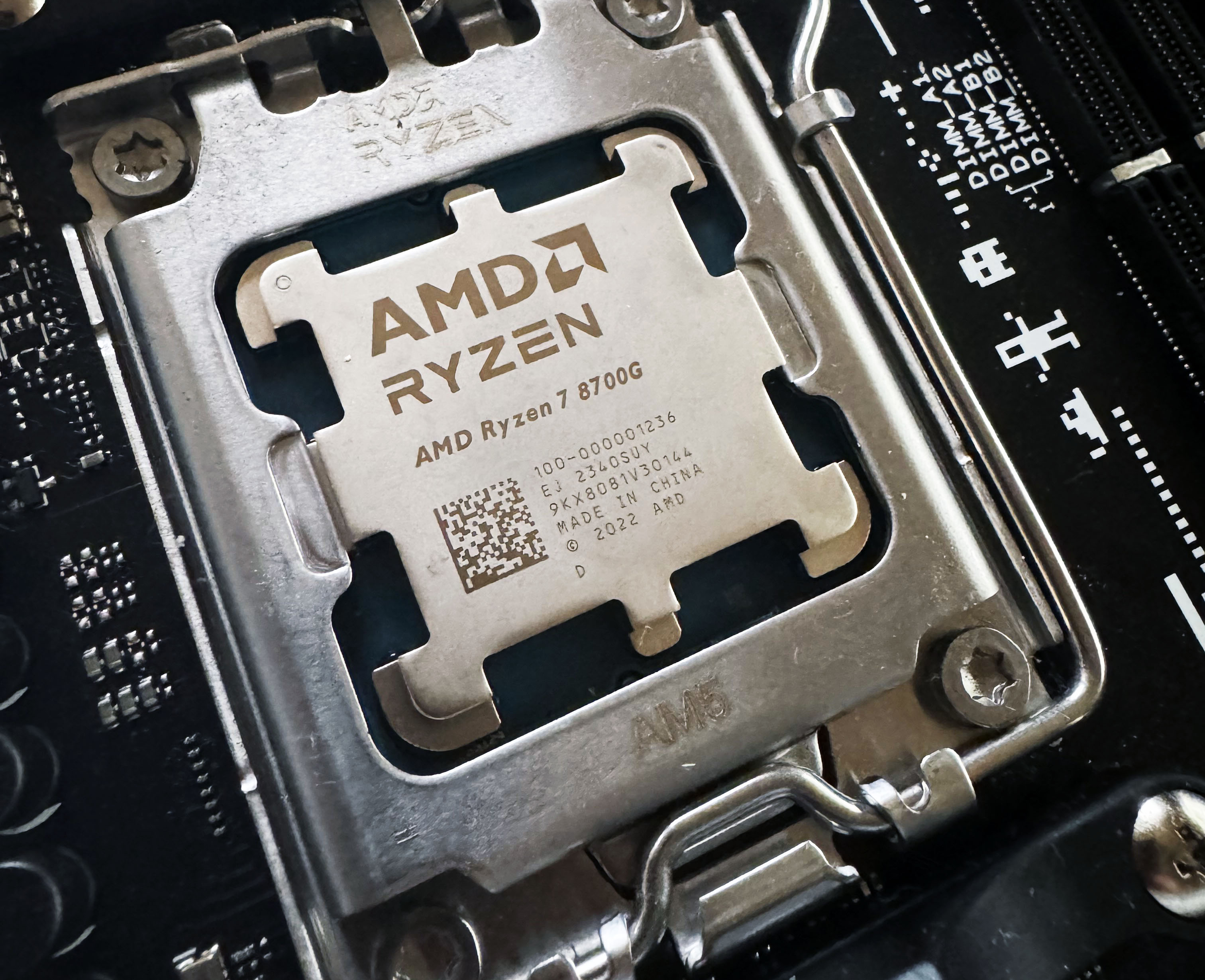 AMD Ryzen 7 8700G - Ryzen 7 8000-G Series 8-Core 4.2 GHz Socket AM5 65W AMD Radeon 780M Processor